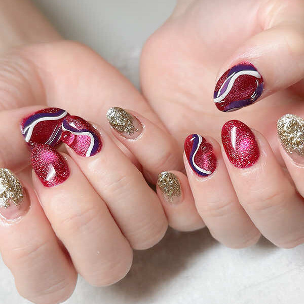 洗練されたカラフルネイル