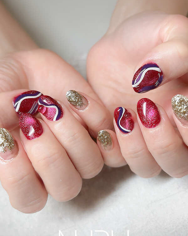 洗練されたカラフルネイル