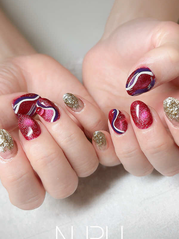 洗練されたカラフルネイル