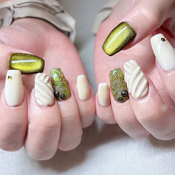 マグネットネイル ベージュ&times;グリーン メタルパーツ