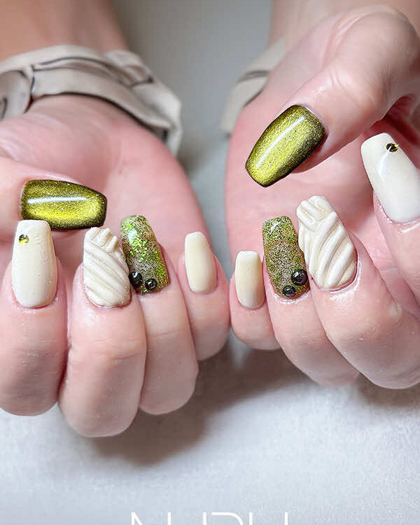 マグネットネイル ベージュ×グリーン メタルパーツ
