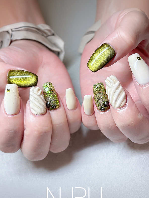 マグネットネイル ベージュ×グリーン メタルパーツ