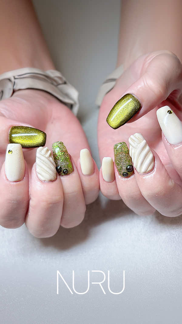 マグネットネイル ベージュ×グリーン メタルパーツ
