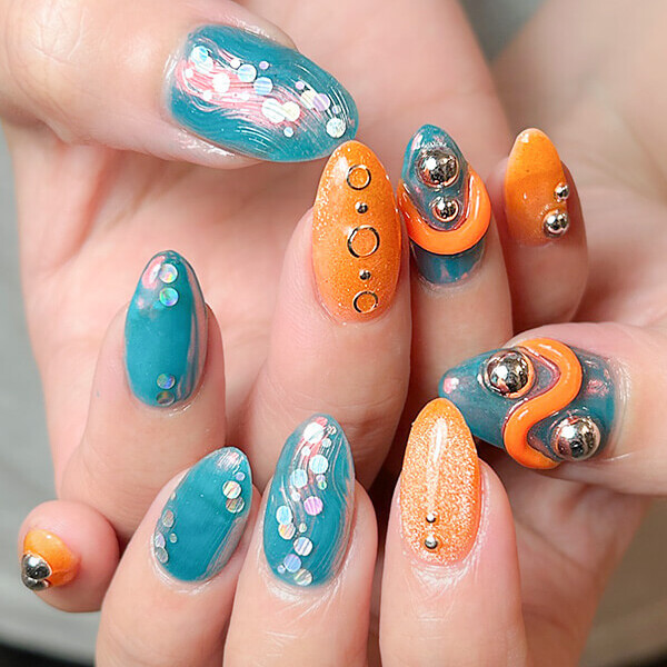ブルー&times;オレンジきらめきネイル
