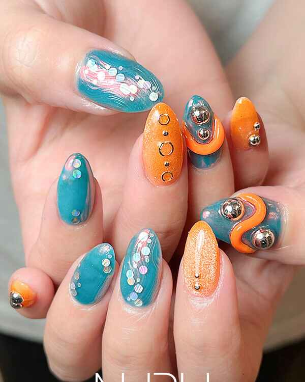 ブルー×オレンジきらめきネイル