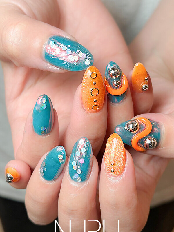ブルー×オレンジきらめきネイル