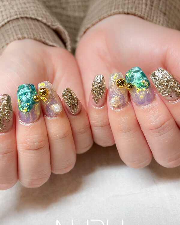 水面のようなキラキラゆらゆらネイルデザイン♪