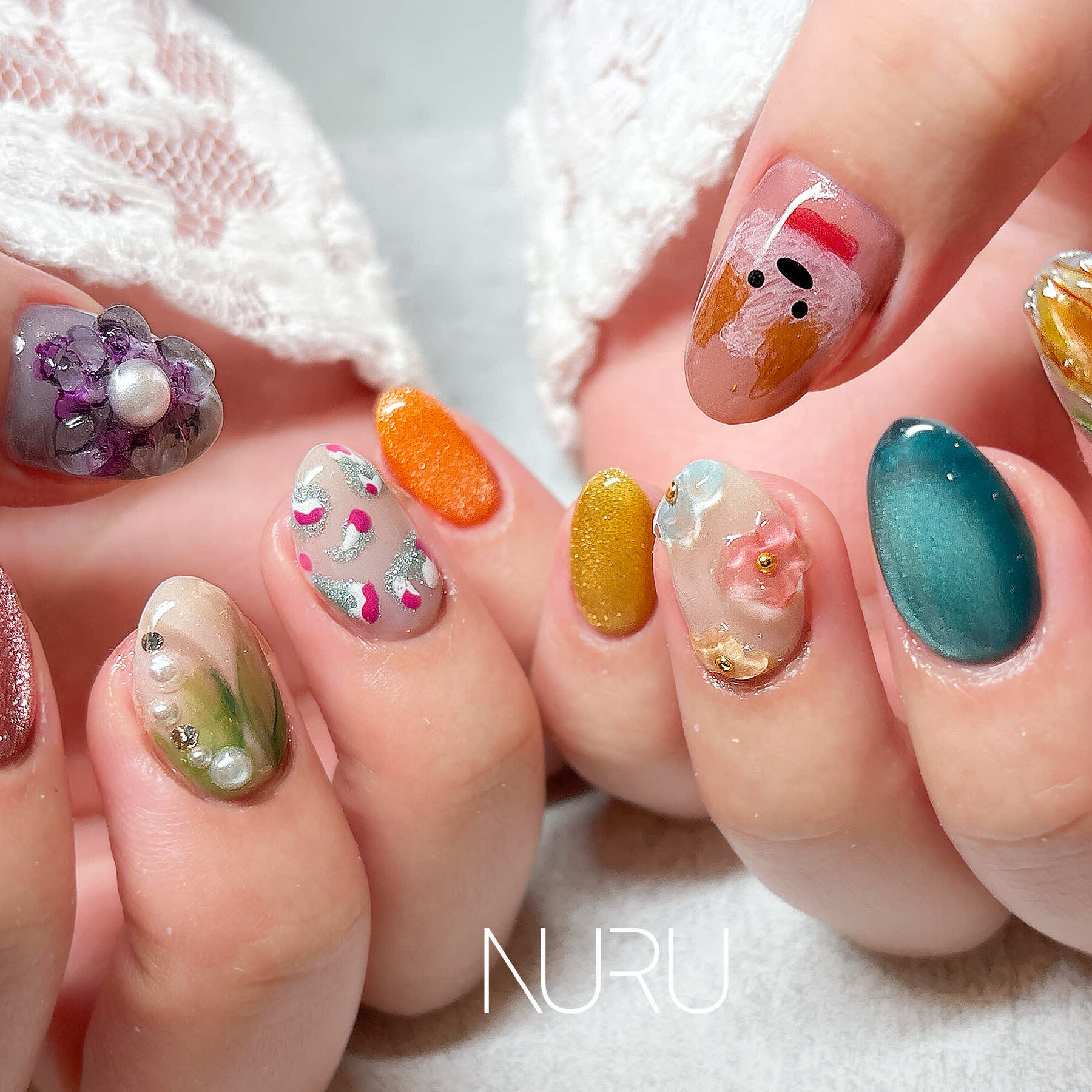 マグネット×手描きアート×3Dのカラフルネイル：ピンク・グリーン・ブルー・イエロー・オレンジの6色が映える個性派デザイン