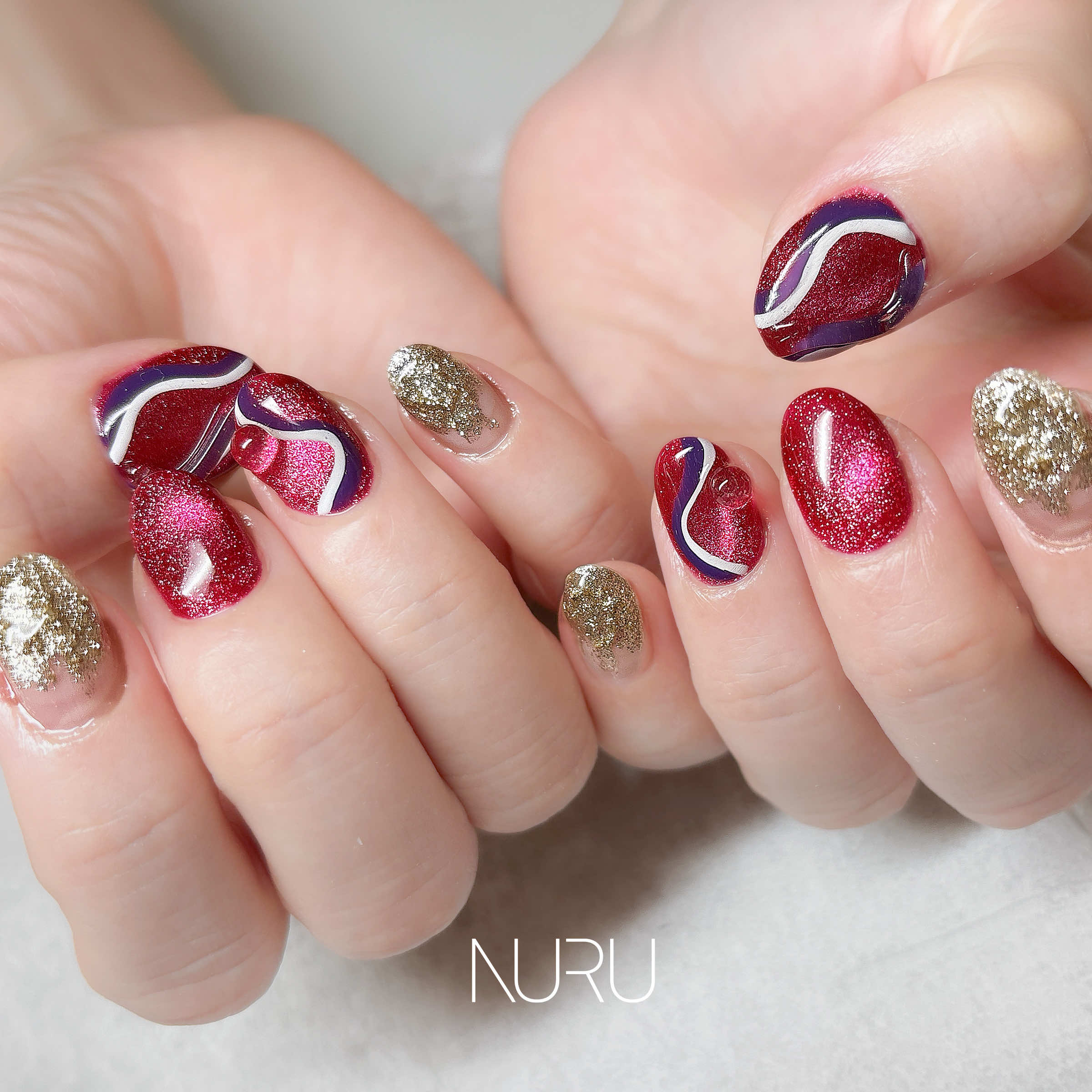 マグネットネイル：レッド・パープル・ホワイト・シャンパンの華やかなカラーミックス