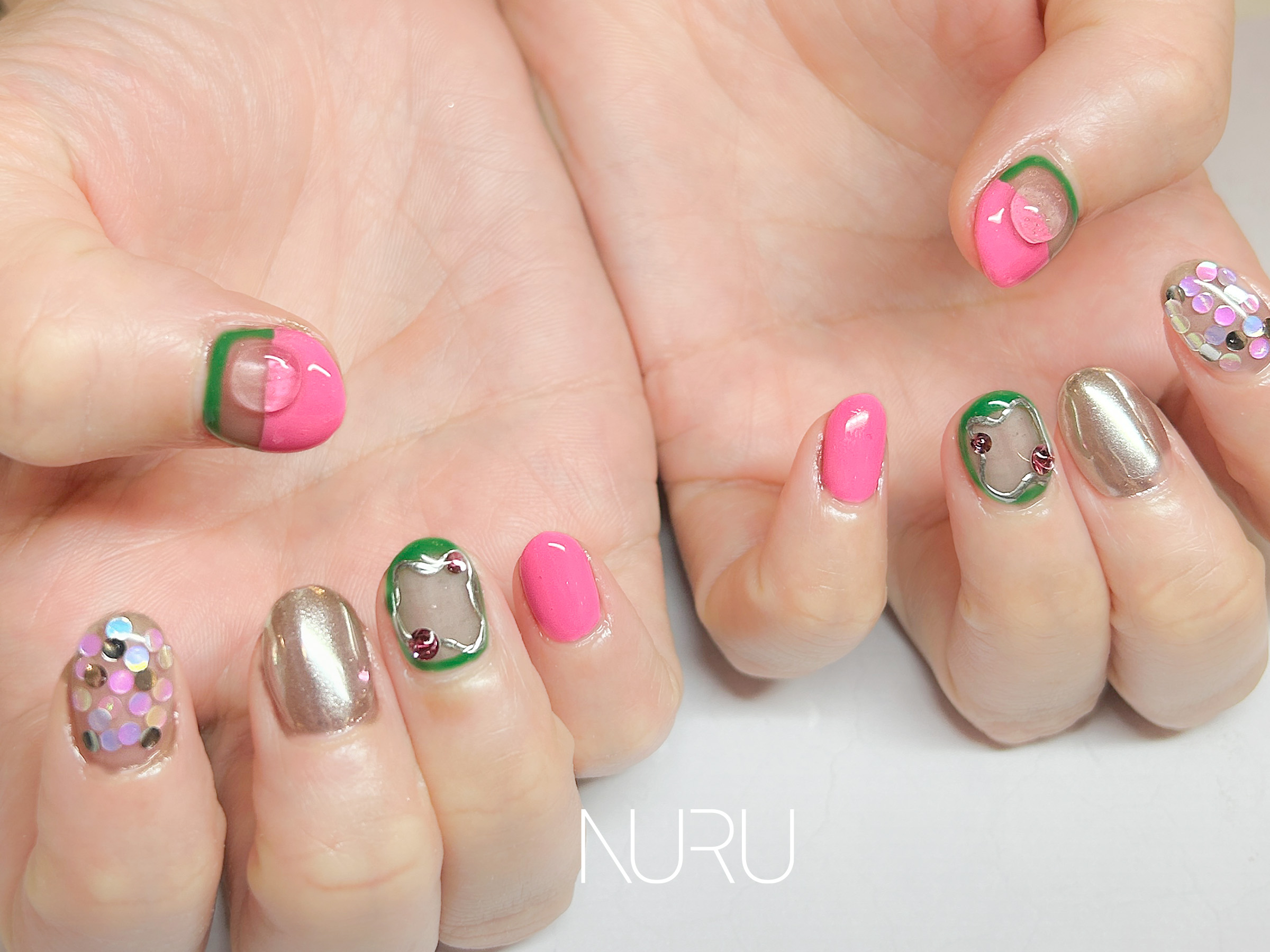 ミラー×ホログラム×粘土ジェルの個性派ネイル：ピンク・グリーン・シルバーの立体感あるデザイン