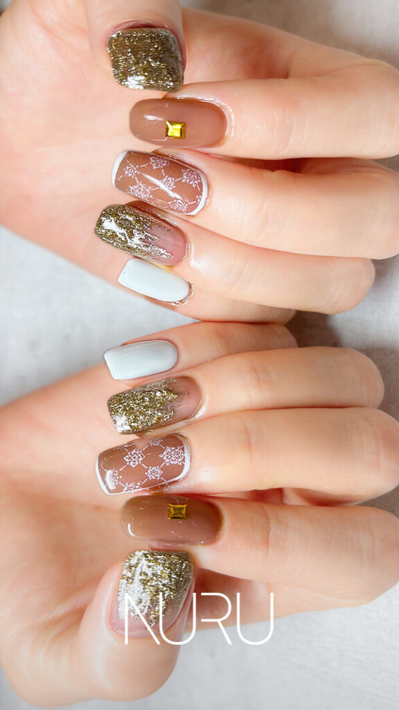 NURU NAIL オフィスネイル ベージュ×ホワイト×ゴールド スタッズ×ラメ