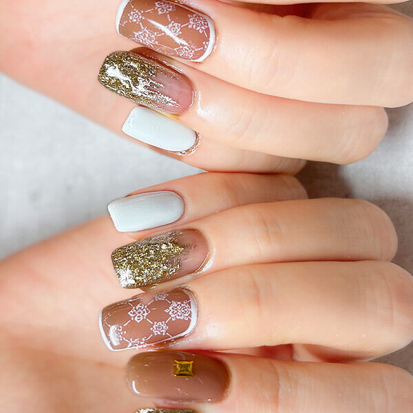 NURU NAIL オフィスネイル ベージュ&times;ホワイト&times;ゴールド スタッズ&times;ラメ