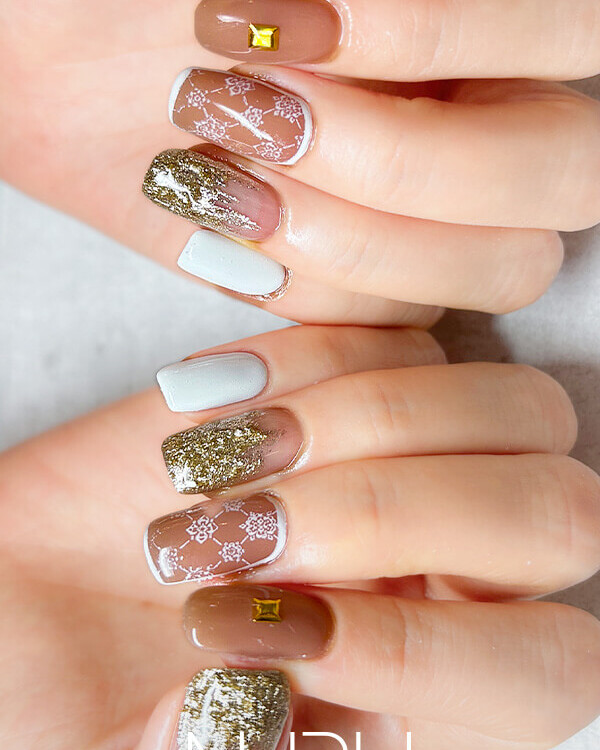 NURU NAIL オフィスネイル ベージュ×ホワイト×ゴールド スタッズ×ラメ