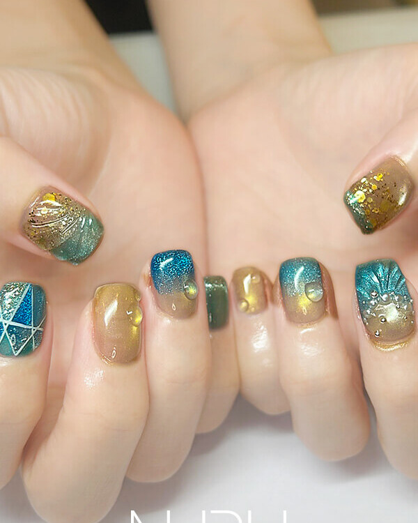 NURU NAIL 個性派マグネットネイル シルバー×ゴールド×ブルー 手描きアート×グラデーション