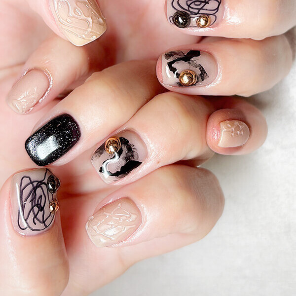 NURU NAIL モード系ネイル ホワイト×ブラック マグネット×スタッズ
