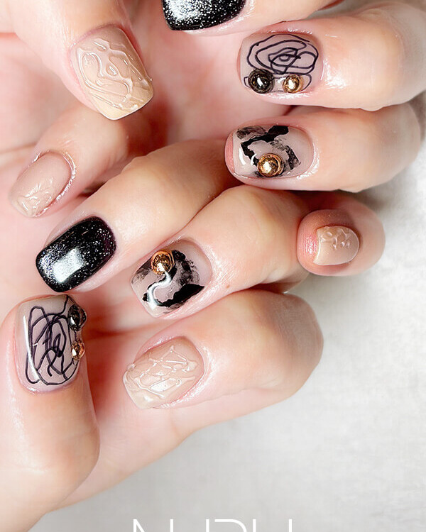 NURU NAIL モード系ネイル ホワイト×ブラック マグネット×スタッズ