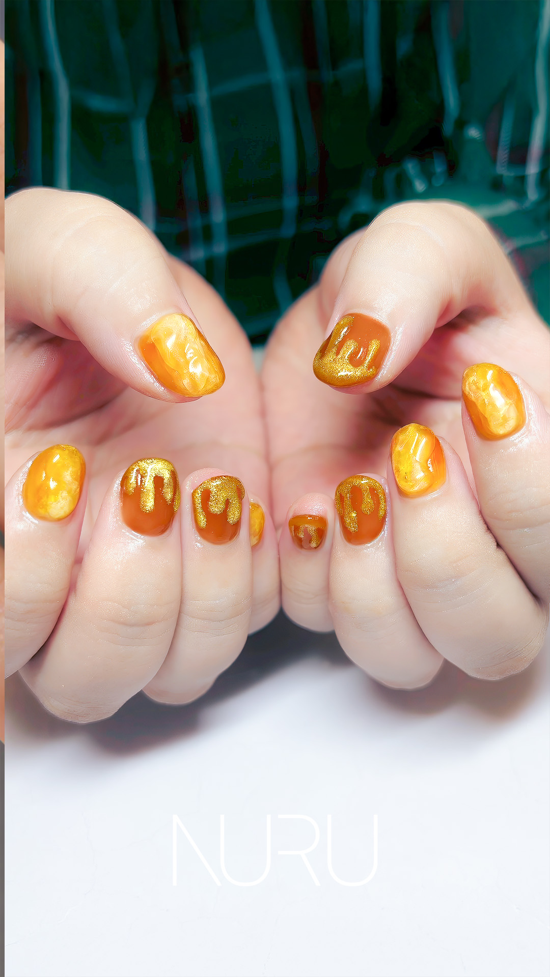 恋愛運アップの華やかなネイル